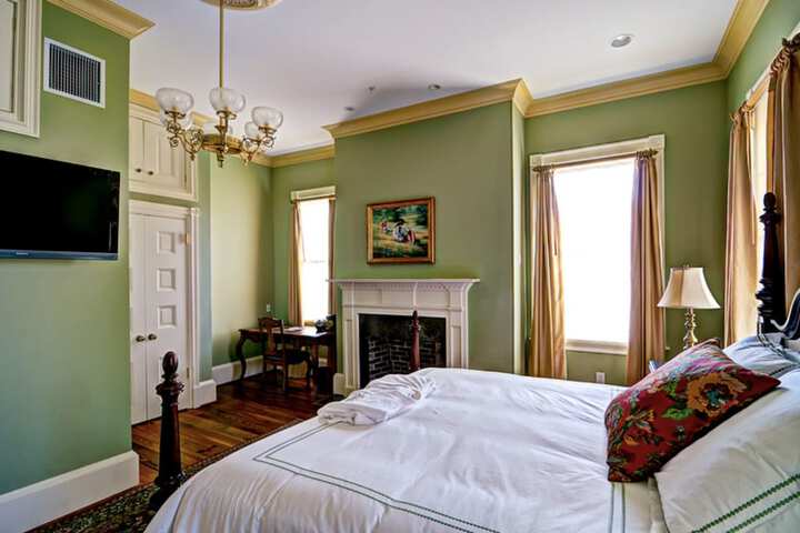 Room 12 of 142