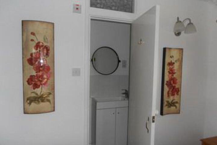 Room 17 of 28