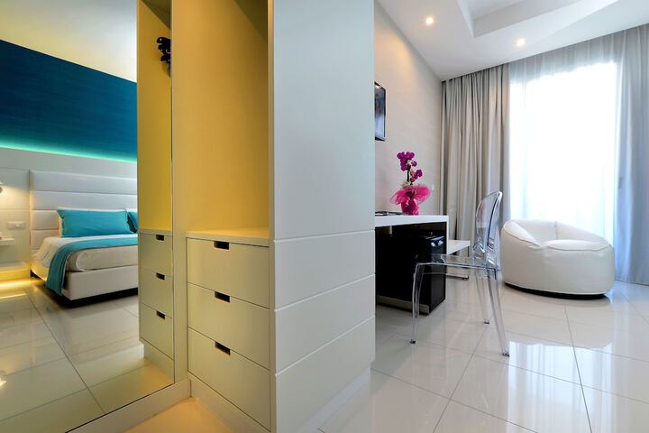 Room 6 of 67