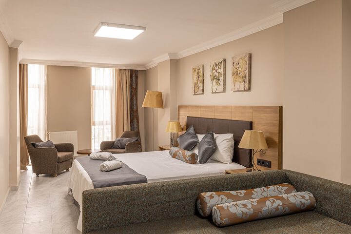 Room 9 of 28