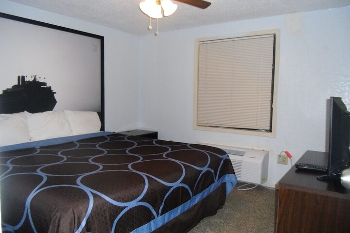1 King Bed (11 of 14)