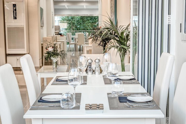 Dining 53 of 66