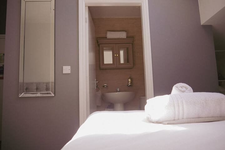Room 5 of 105
