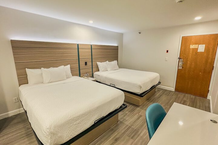 1 Queen Bed (9 of 16)