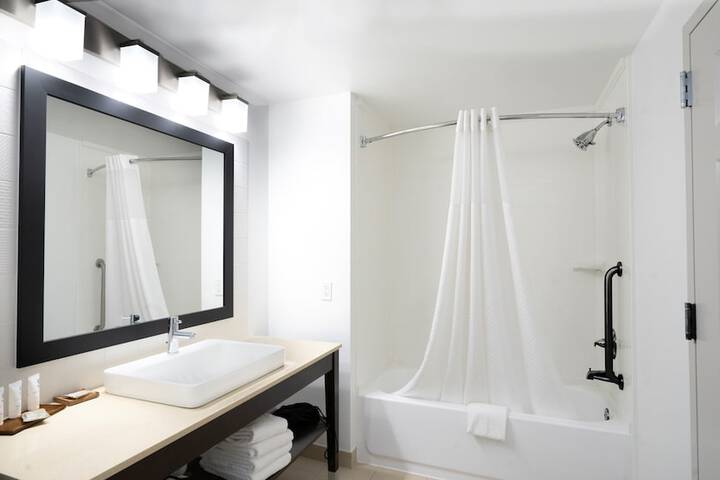 1 King Bed (2 of 15)