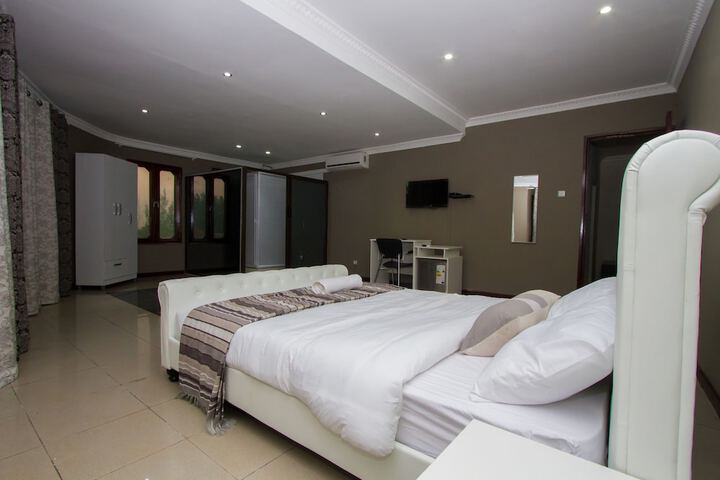 Room 11 of 27