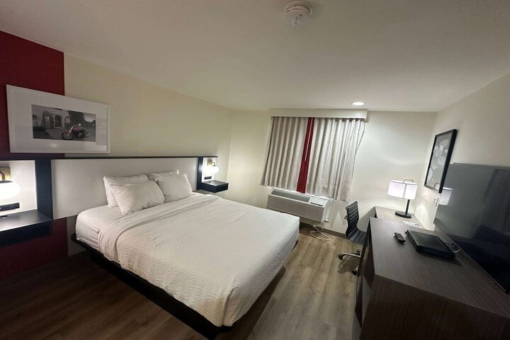 1 King Bed (2 of 11)