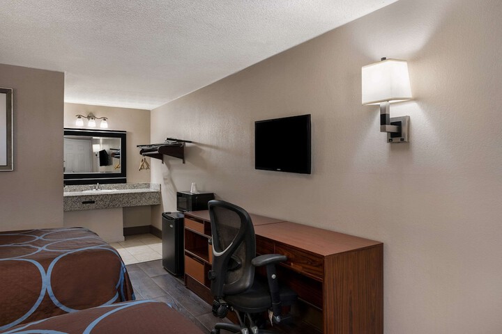 1 Double Bed Accessible (10 of 18)