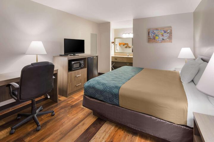 1 King Bed (4 of 6)