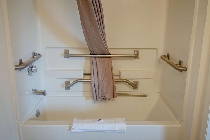 Deluxe Room 1 Queen Bed Kitchenette (5 of 10)