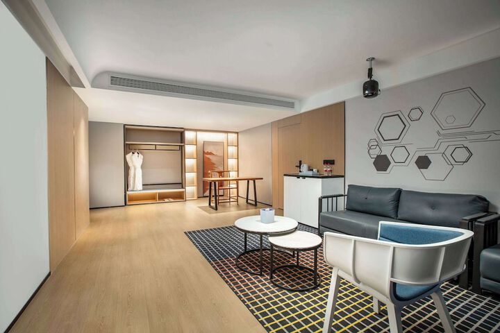 Room 9 of 18