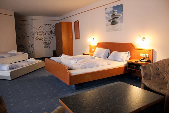 Room 13 of 36