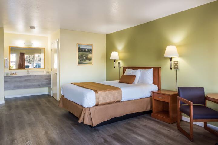 1 Queen Bed (6 of 18)