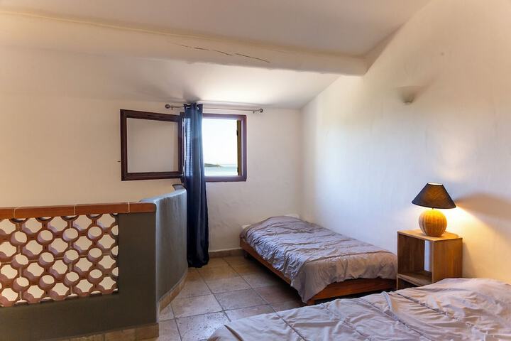 Room 8 of 40