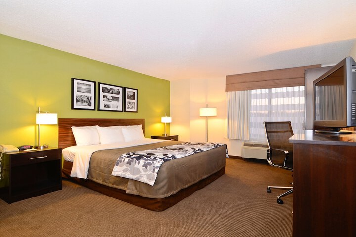 1 King Bed (1 of 11)