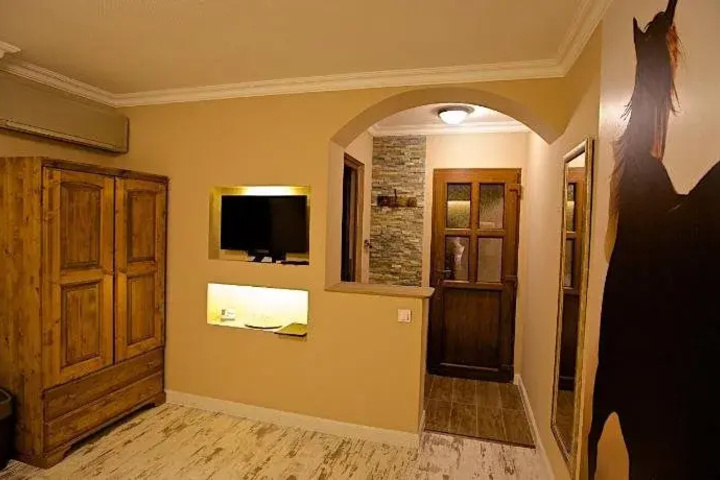 Room 4 of 28