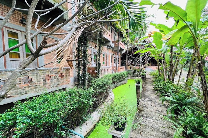 Hotel Exterior 42 of 49