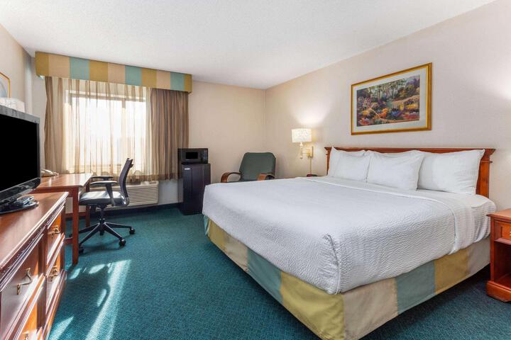 1 King Bed (4 of 22)