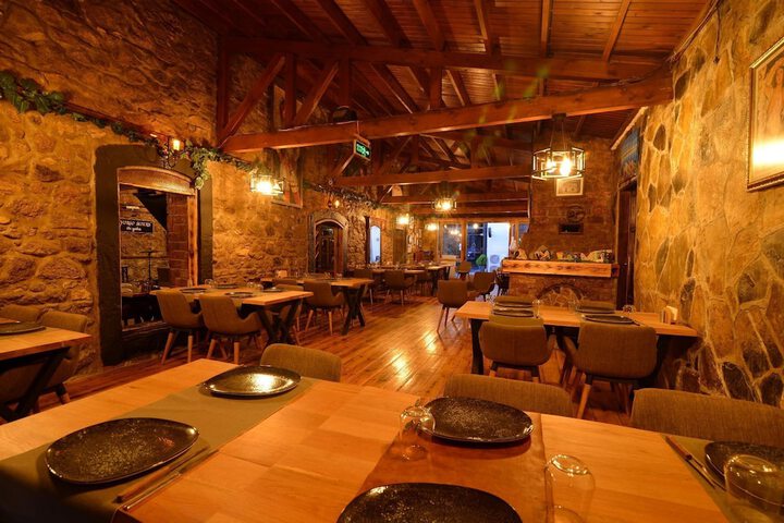 Dining 17 of 39