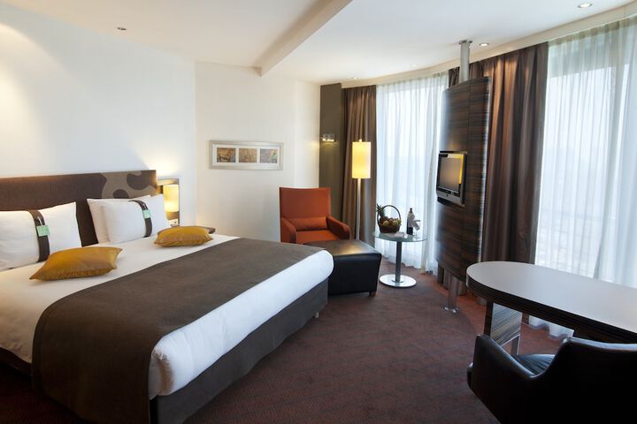Room 2 of 66