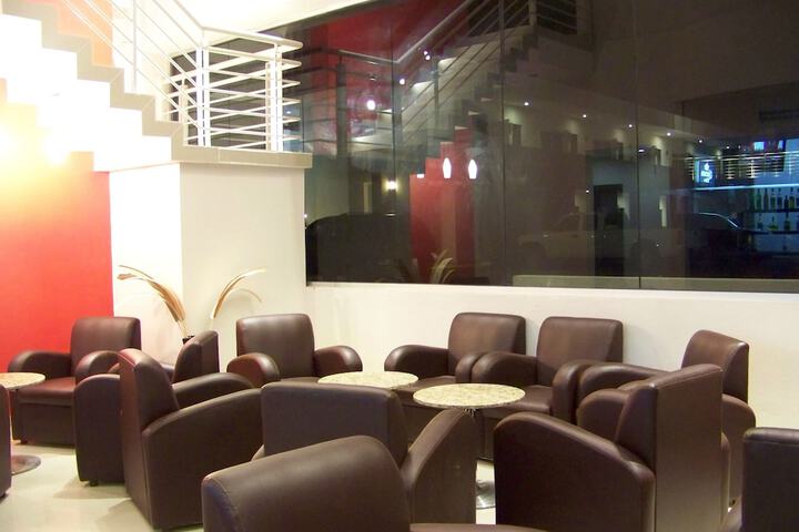 Lounge 28 of 36