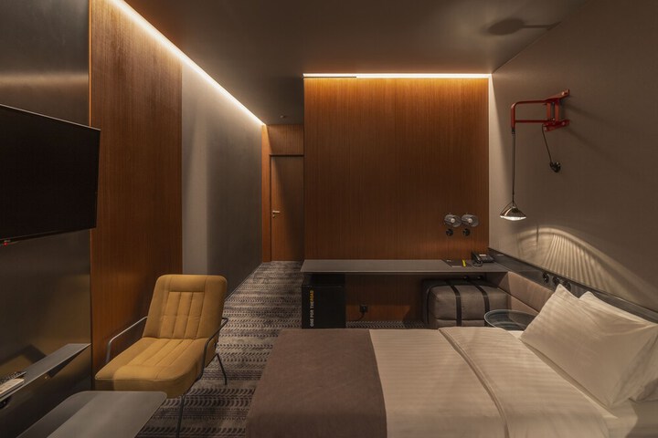 Room 8 of 33