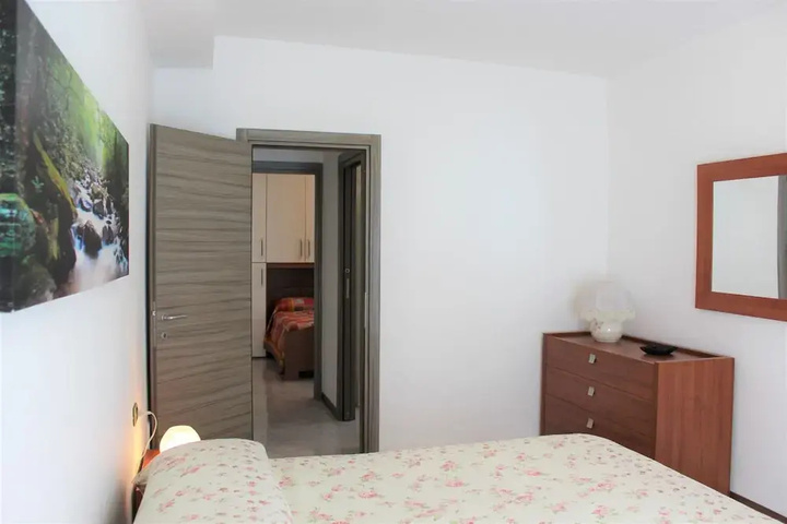 Room 5 of 11