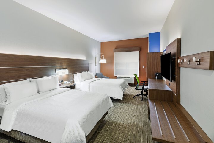 2 Queen Beds (6 of 15)