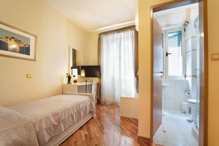Room 28 of 49