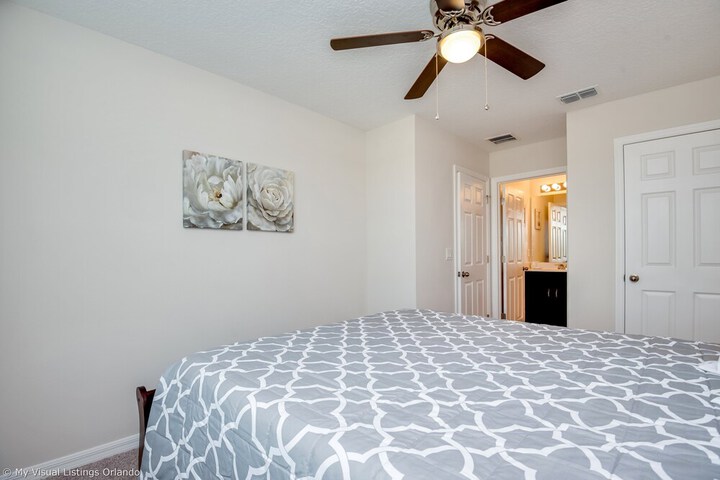 Room 6 of 37
