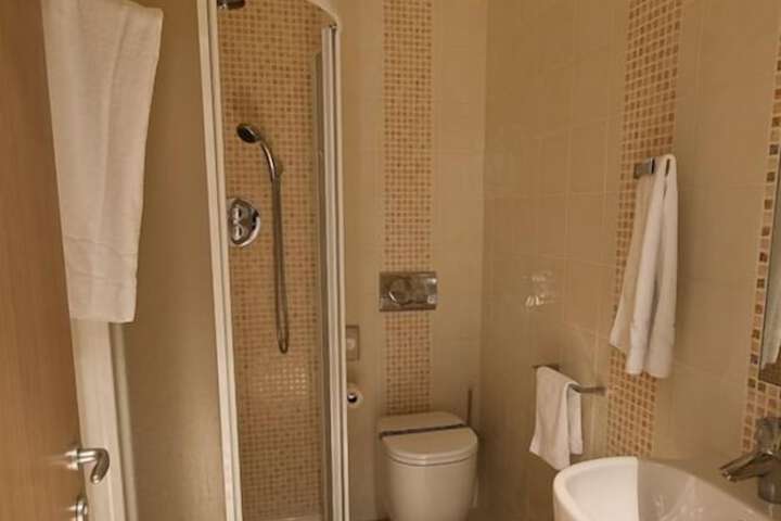 Room 6 of 19
