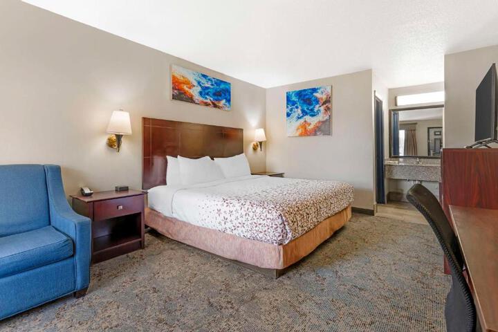 1 King Bed - Wireless High Speed Microfridge Coffee Maker Iron Hair Full Breakfast (12 of 15)