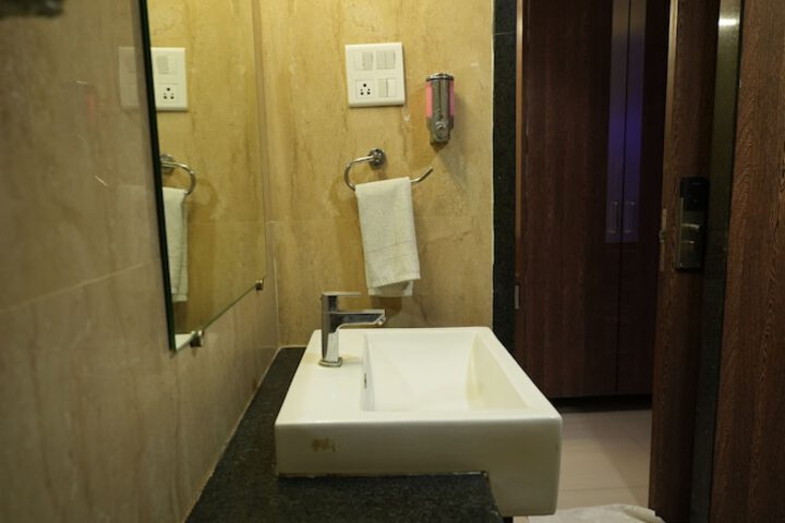 Room 28 of 34