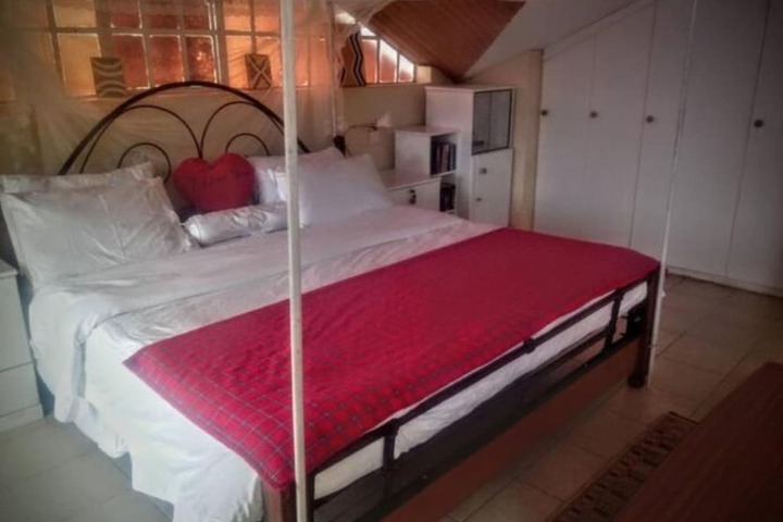 Room 4 of 7