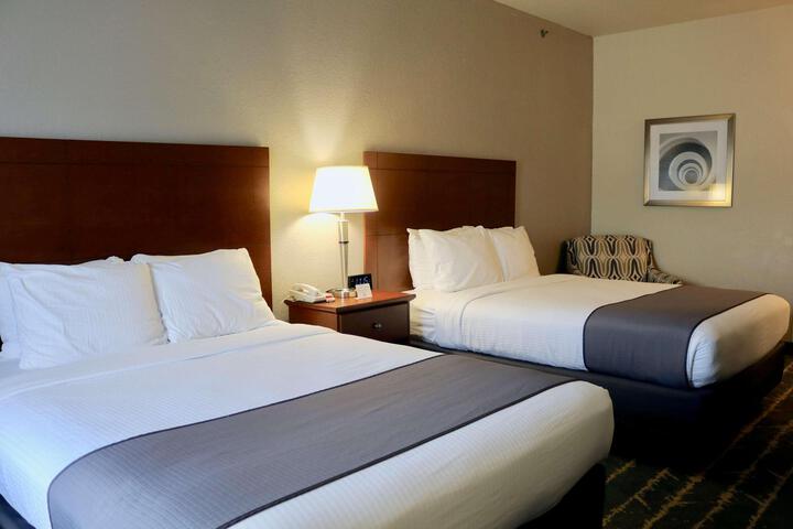 2 Queen Beds Microwave and Refrigerator WiFi Full Breakfast (3 of 11)