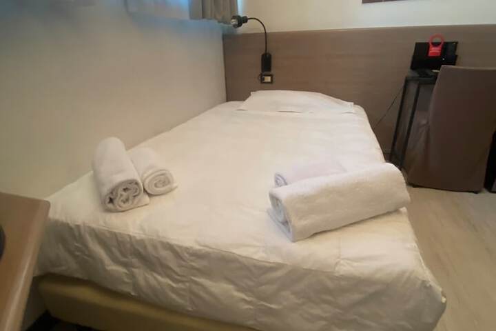 Room 21 of 34