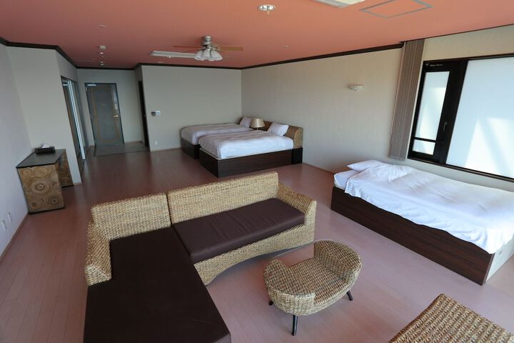 Room 6 of 28