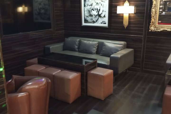 Lounge 70 of 77