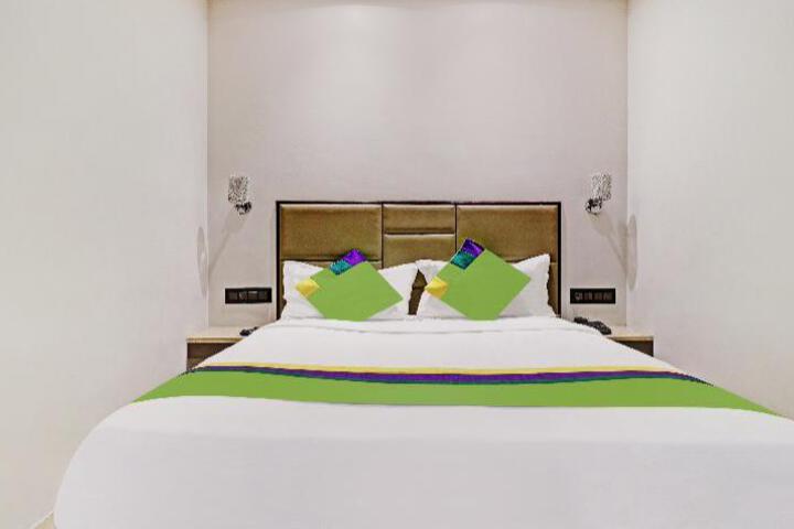 Room 18 of 33