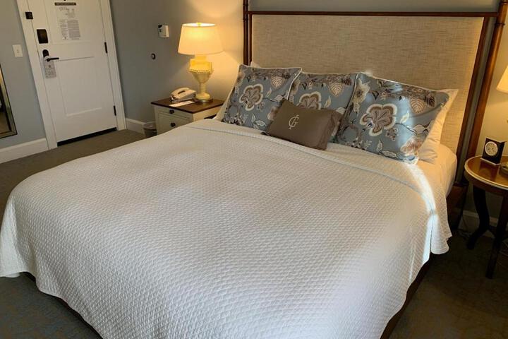 1 Queen Bed (12 of 12)