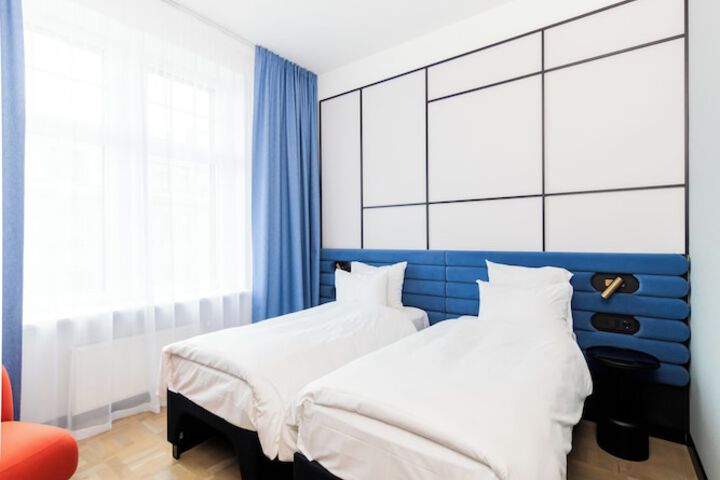Room 34 of 229