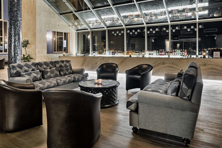 Lounge 64 of 81