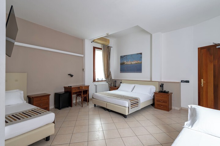 Room 9 of 39