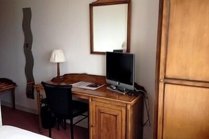 Room 8 of 38