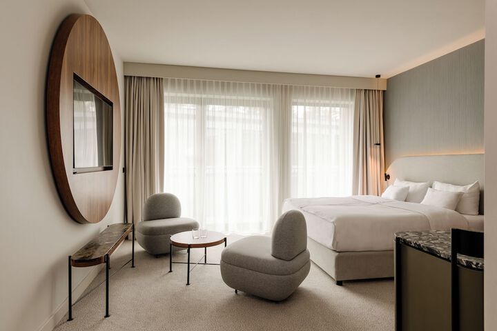 Room 32 of 153