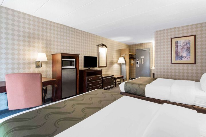 1 Queen Bed (7 of 13)