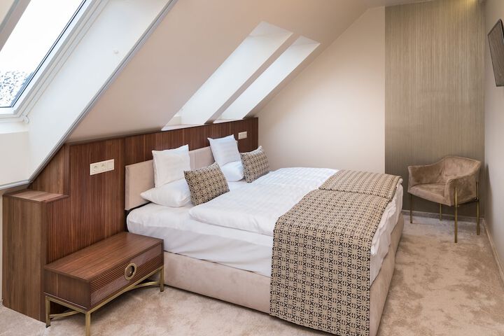 Room 4 of 63