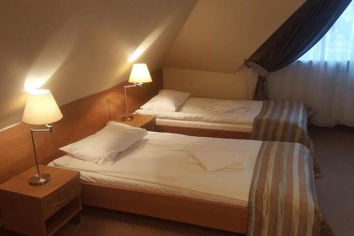 Room 4 of 10