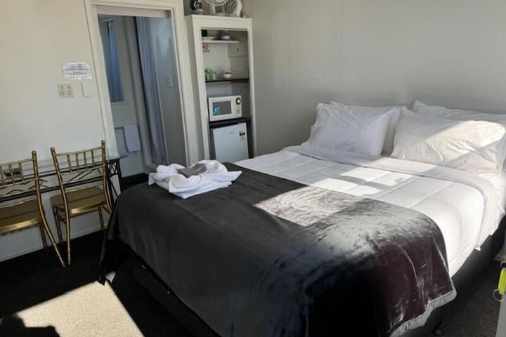 Room 4 of 7