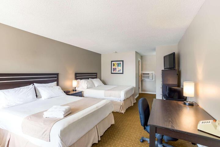1 Queen Bed (6 of 16)
